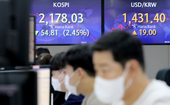 A screen in Hana Bank's trading room in central Seoul shows the Kospi falling more than 2 percent on Tuesday. [NEWS1]