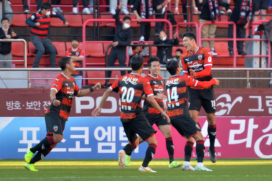 Lee Ho-jae of the Pohang Steelers, right, celebrates with his teammates after scoring the equalizer against Ulsan Hyundai at Pohang Steel Yard in Pohyang, North Gyeongsang on Tuesday. [NEWS1]
