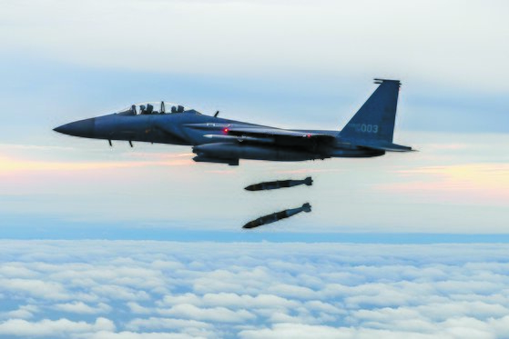 A South Korean F-15K fighter fires two Joint Direct Attack Munition (JDAM) guided bombs at a firing range on the uninhabited island of Jikdo in the Yellow Sea on Tuesday evening in response to the North Korean launch of an intermediate-range ballistic missile (IRBM) that flew over Japan in the morning. [JOINT CHIEFS OF STAFF] 