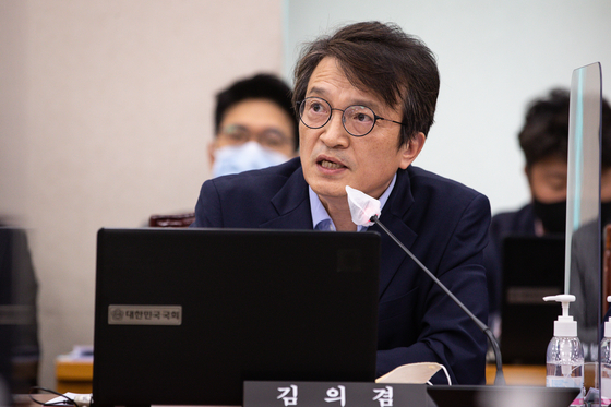 Democratic Party Rep. Kim Eui-kyeom, a member of the Legislation and Judiciary Committee, speaks during a parliamentary audit session at the National Assembly in Yeouido, western Seoul, Tuesday. [NEWS1]