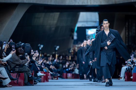 Model and actor Cha Seung-won returned to the runway for Songzio's opening show at Seoul Fashion Week 2023 Spring/Summer on Tuesday. [SONGZIO]
