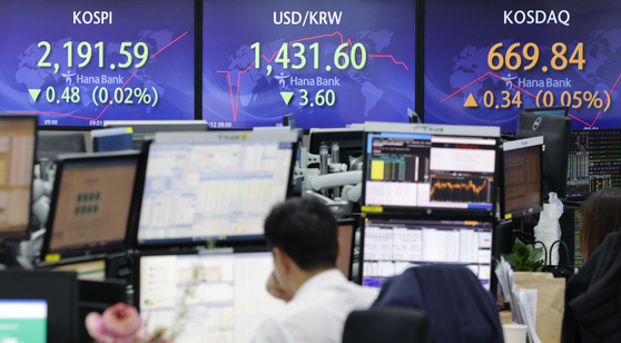 Electronic display boards at Hana Bank in central Seoul show stock and foreign exchange markets Wednesday morning. Kospi closed at 2,202.47 points on Wednesday, up 10.4 points, or 0.47 percent, from the previous trading day.[YONHAP]