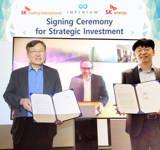 From left: Suh Sok-won, SK Trading International CEO, Robert Schuetzle, on screen, Infinium CEO and Noh Sang-ku, SK Energy senior director, during a signing ceremony held in Jongno District, central Seoul, on Sept. 30. [SK INNOVATION]