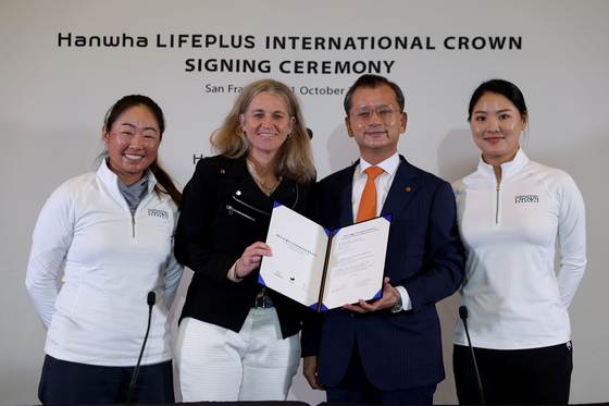 From left to right, LPGA golfer Mina Harigae, LPGA Commissioner Mollie Marcoux Samaan, President and CEO of Hanwha Life Yoo Seung-joo and LPGA golfer Ryu So-yeon pose for a photo during a signing ceremony after the LPGA announced that the Hanwha Lifeplus International Crown will return in 2023 at TPC Harding Park on Tuesday in San Francisco, California. [GETTY IMAGES/LPGA]