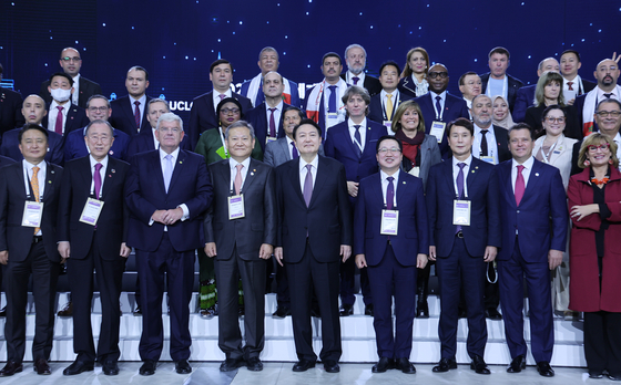 President Yoon Suk-yeol, center in bottom row, gathers on stage with guests and leaders of regional and local governments around the world in the 7th United Cities and Local Governments (UCLG) World Congress in Daejeon on Wednesday. [JOINT PRESS CORPS]