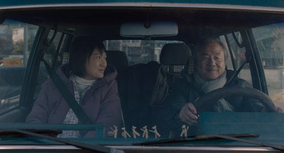 The protagonist meets Jung-su, a security guard at an apartment complex who helps her track down her tour group in “Ajoomma.” Jung-su is portrayed by Jung Dong-hwan. [BIFF]