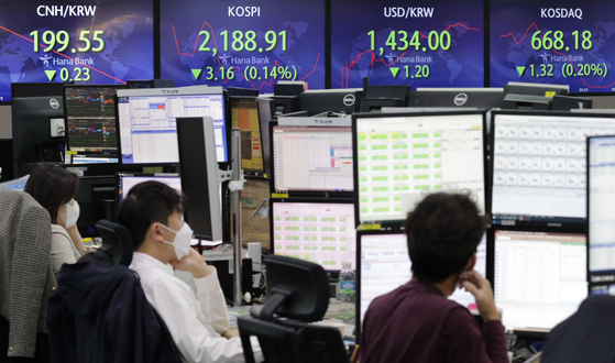 Electronic display boards at Hana Bank in central Seoul show stock and foreign exchange markets Wednesday. [YONHAP]