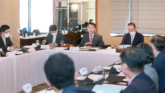 Jang Young-jin, Vice Minister of Trade, Industry and Energy discuss the acceptance of 17 companies on a government program that provide support on business expansion at a hotel in Seoul on Wednesday. [MINISTRY OF TRADE, INDUSTRY AND ENERGY]