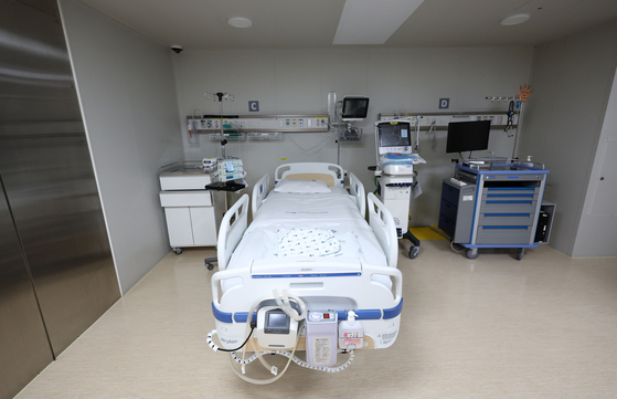 A Covid-19 hospital bed in the National Medical Center, central Seoul [YONHAP]