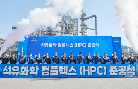 Hyundai Chemical held a ceremony Wednesday to celebrate the construction of its Heavy Feed Petrochemical Complex in Seosan, South Chungcheong. [HYUNDAI OILBANK]
