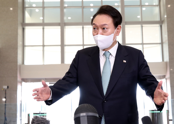 President Yoon Suk-yeol speaks to reporters at the Yongsan presidential office in central Seoul on Thursday. [NEWS1]