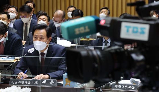 Seoul Mayor Oh Se-hoon answers questions about the city-run radio station TBS during a parliamentary inspection of the metropolitan government at the National Assembly in Seoul on Wednesday. [YONHAP]