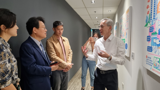 From second left to right: Kim Gwang-soo, Chairman and CEO of the Korea Federation of Banks;  Reuben Lim, CEO of the Singapore FinTech Association (SFA);  and Boonseng Gan, community director at 80RR [YOON SO-YEON]