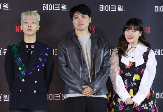 Producer Kim Hak-min, center, and K-pop duo Lee Chan-hyuk and Lee Soo-hyun to his left and right pose for a photo at the local press event of Netflix Korea's original music reality show "Take 1" at the Megabox Seongsu branch in eastern Seoul, Thursday. [NEWS1]