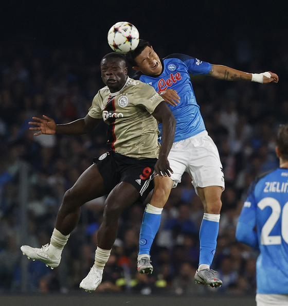 Ajax's Brian Brobbey, left, in action with Napoli's Kim Min-jae during a Champions League game in Naples on Wednesday.  [REUTERS/YONHAP]