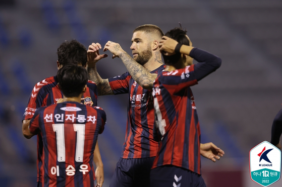Lars Veldwijk of Suwon FC, center, celebrates scoring a goal during a match against Seongnam FC at Suwon stadium in Suwon, Gyeonggi on Wednesday. [YONHAP]