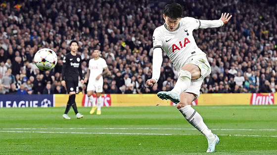 Tottenham Hotspur's Son Heung-min scores his second goal to give his team a 3-1 lead in a Champions League game against Eintracht Frankfurt at Tottenham Hotspur Stadium in London on Wednesday.  [REUTERS/YONHAP]