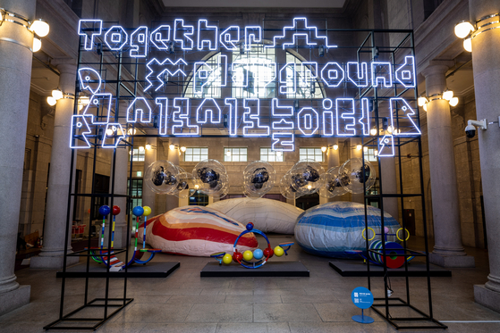 The entrance of the Public Design Festival 2022 exhibition has a playground for visitors. [KOREA CRAFT AND DESIGN FOUNDATION]