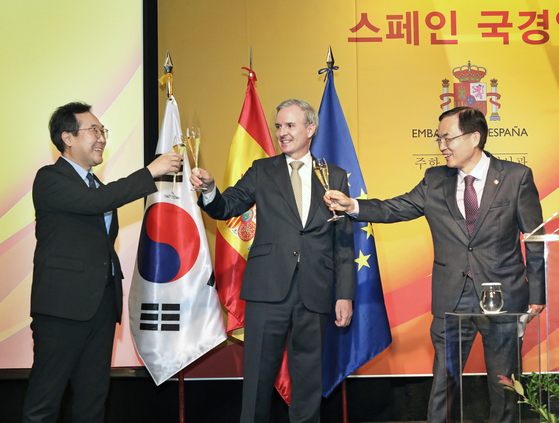 Spanish Ambassador to Korea Guillermo Kirkpatrick de la Vega, center, celebrates the National Day of Spain at the Four Seasons Hotel Seoul in Jongno District, central Seoul on Wednesday with Korea’s Second Vice Minister of Foreign Affairs Lee Do-hoon, left, and Second Vice Minister of Culture, Sports and Tourism Cho Yong-man, right. [PARK SANG-MOON]