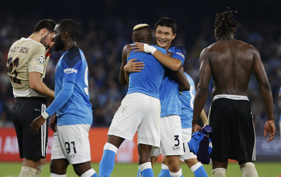 Napoli's Kim Min-jae celebrates with Victor Osimhen after the Italian side beat Ajax 4-2 in a Champions League match on Wednesday. [REUTERS/YONHAP]