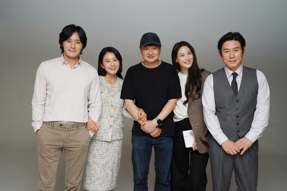 From left, actors Jang Dong-geun, Kim Hee-ae, director Hur Jin-ho, Claudia Kim and Seol Kyung-gu [HIVE MEDIA CORP]