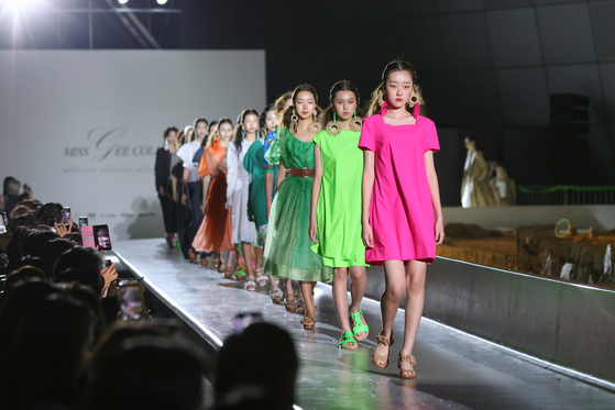 Long, flowy silhouettes and bright neon colors were part of Miss Gee Collection's 2023 S/S collection. [SEOUL DESIGN FOUNDATION]