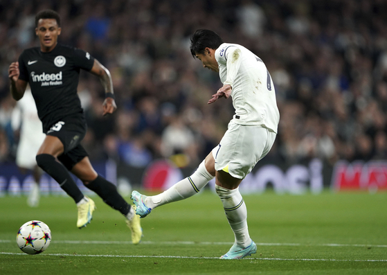 Tottenham's Son Heung-min scores his side's first goal during a Champions League match against Eintracht Frankfurt at Tottenham Hotspur stadium in London on Wednesday.  [AP/YONHAP]