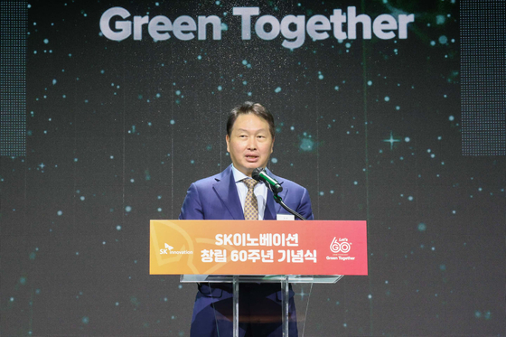SK Group Chairman Chey Tae-won speaks during a ceremony celebrating SK Innovation's 60th anniversary on Thursday held in Jung District, central Seoul. [SK INNOVATION]