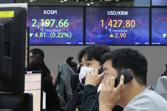 Electronic display boards at Hana Bank in central Seoul show stock and foreign exchange markets Thursday. [YONHAP]