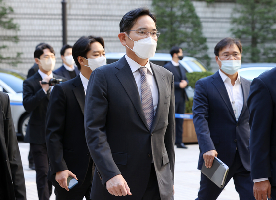 Samsung Electronics Vice Chairman Lee Jae-yong enters Seoul Central District Court in Seocho-dong, southern Seoul on Thursday. [NEWS1]