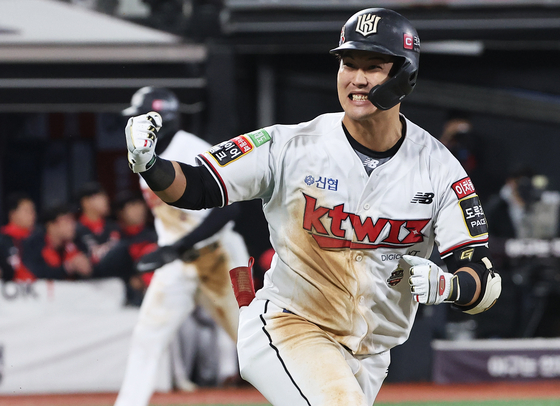 Bae Jung-dae of the KT Wiz celebrates after hitting a bases-clearing double at the bottom of the eighth inning of the Wildcard game against the Kia Tigers at Suwon KT Wiz Park in Suwon, Gyeonggi on Thursday.  [YONHAP]