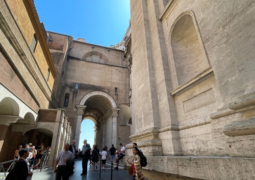 Tourists walk by the St. Peter's Basilica's exterior wall in Vatican City, which will have a sculpture of Korea's first Catholic priest, St. Andrew Kim Tae-gon (1821-1846), erected on it. [YONHAP]