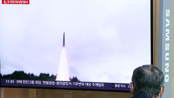 A passenger at Seoul Station on Friday watch a television news broadcast about the North's early morning launch of a short-range ballistic missiles (SRBM). [YONHAP]