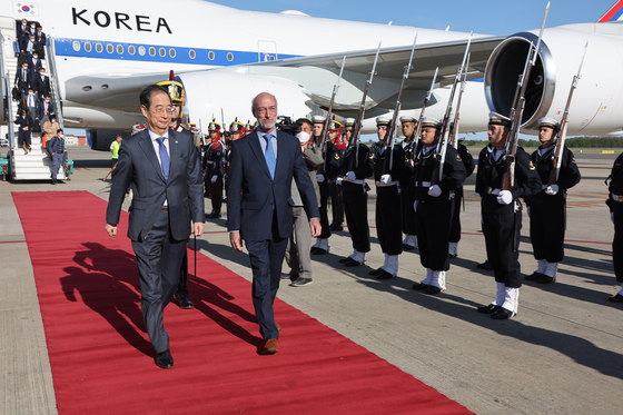 Prime Minister Han Duck-soo, left, inspects an honor guard with Argentine Foreign Minister Santiago Cafiero upon arrival at Buenos Aires Ministro Pistarini International Airport on Thursday. [YONHAP]