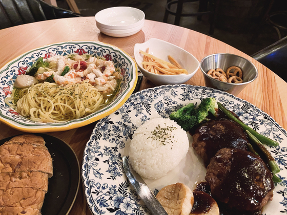 Sig.  Il ristorante vegano Lee vicino alla Yonsei University offre varie opzioni come Vegan Hamburger Steak e Vegan Tteokbokki con una gamma di birre e vini vegani.  [ISABELLE PIA SISON]