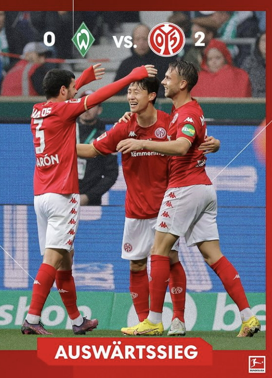 Lee Jae-sung, center, celebrates after scoring the second goal for FSV Mainz against Werder Bremen on Saturday at Weserstadion in Bremen, Germany. SCREEN CAPTURE]