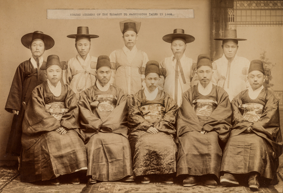 A photograph of Pak Chung-yang, third from left, and his entourage at the First Korean Legation known as Fisher House in Washington D.C. in 1888. [NATIONAL PALACE MUSEUM OF KOREA]