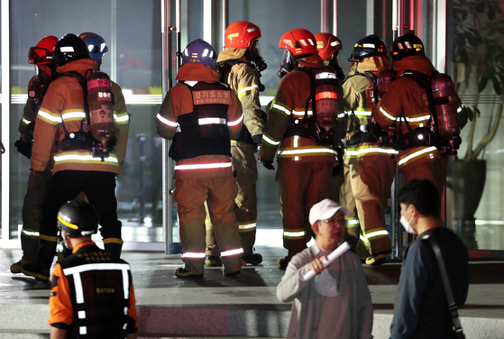 Fire fighters at SK C&C data center in Pangyo, Gyeonggi, on Saturday. Kakao services completely shut down on Saturday due to a fire that broke out at SK C&C, which housed Kakao’s data center. Only partial services were back online Sunday. [NEWS1]