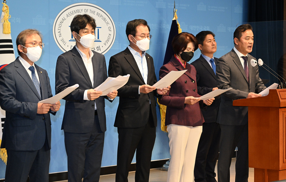 A Democratic Party (DP) committee against political oppression holds a press conference on Friday at the National Assembly, slamming the the Board of Audit and Inspection for becoming a "pawn" of the Yoon Suk-yeol government a day after the institution referred former officials of the previous administration to prosecutors over the killing of a South Korean fisheries official by North Korea in 2020. [YONHAP]