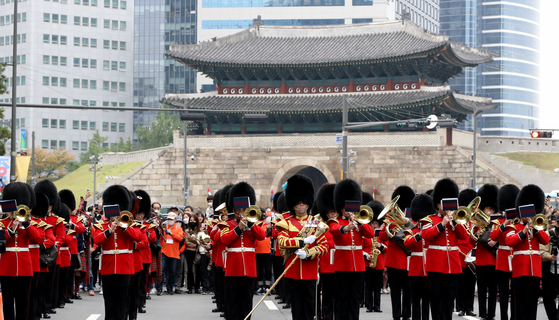 The Scots Royal Palace Guards parade at Sungnyemun in central Seoul on Sunday. The Scots Guards from the United Kingdom carried out the changing of the guards ceremony with the palace guards of Korea. [NEWS1]