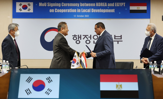 Minister of the Interior and Safety Lee Sang-min, left, and Egypt's Minister of Local Development Hisham Amna, right, sign a memorandum of understanding to share knowledge and experience on the revitalization of the local economy and digitalization at the headquarters of the ministry in Sejong on Oct. 12. [EMBASSY OF EGPYT IN KOREA]