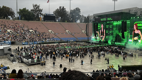 The K-pop concert "KAMP LA 2022" took place at the Rose Bowl Stadium in Los Angeles on Saturday. The concert lost nearly half of the artists who had been scheduled to perform, due to visa issues. [YONHAP]