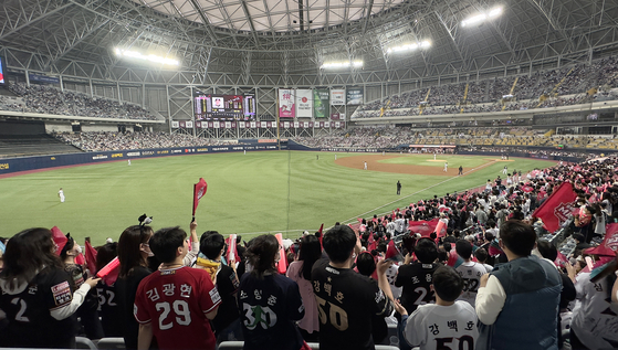Baseball fans pack the Gocheok Sky Dome in Guro District, western Seoul, on Sunday as KT Wiz and Kiwoom Heroes play the first game in the semifinals of 2022 Shinhan Bank SOL KBO Postseason. [NEWS1]