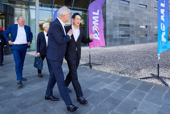 Samsung Electronics Vice Chairman Lee Jae-yong, right, visits the Netherlands to meet with the executives at ASML in July this year. [SAMSUNG ELECTRONICS]
