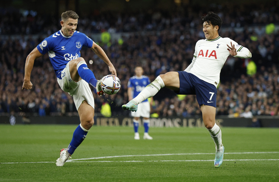 Son Heung-min, right, in action against Everton's James Tarkowski during a match between Tottenham Hotspur and Everton at Tottenham Hotspur Stadium in London on Saturday. [REUTERS/YONHAP]