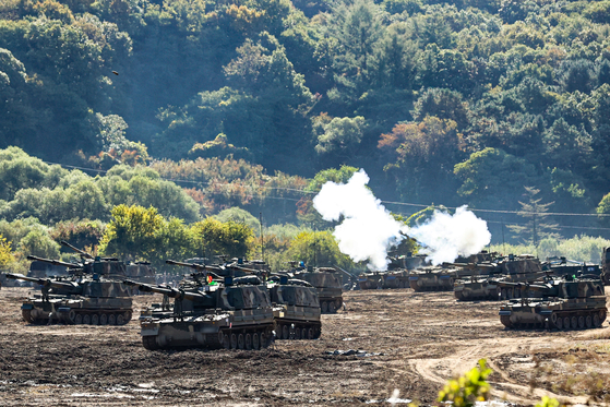 K-9 self-propelled howitzers carry out live fire exercises on a firing range in Paju, Gyeonggi, on Monday in the annual Hoguk drills. [YONHAP]
