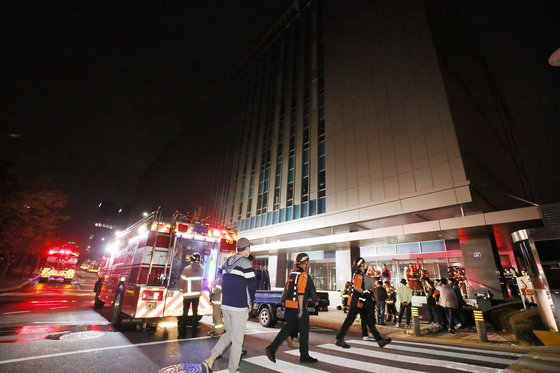 Firefighters and related officials enter the SK C&C building in Pangyo, Gyeonggi, after a fire broke out at the data center on Saturday afternoon. [NEWS1]