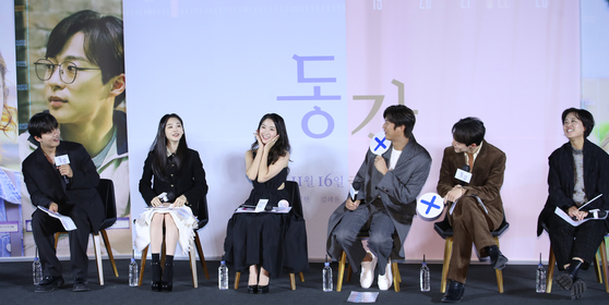 From left, actors Yeo Jin-goo, Jo Yi-hyun, Kim Hye-yoon, Na In-woo, Bae In-hyuk and director Seo Eun-young participate in a series of games as they talk about their film "Ditto" at CGV Yongsan I'Park Mall in Yongsan District, central Seoul, on Monday. [NEWS1]