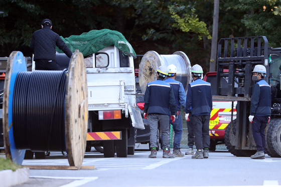 Workers transport wire and other equipment for restoration work at the SK C&C data center in Pangyo, Gyeonggi, on Monday. [NEWS1]