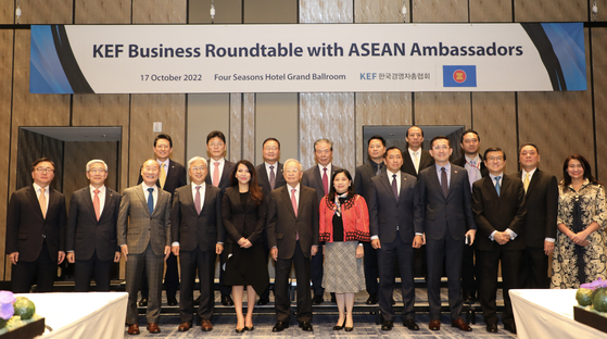 Korea Enterprises Federation Chairman Sohn Kyung-shik, center in the first row, poses with ambassadors of Asean countries to land support for Busan's bid to host World Expo 2030, at Four Seasons hotel in central Seoul on Monday. [KOREA ENTERPRISES FEDERATION]